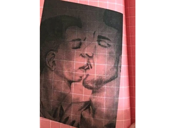 Il bacio gay sul diario scolastico in distribuzione in  Alto Adige
