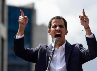 Juan Guaidó si proclama presidente del Venezuela