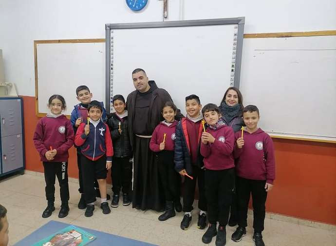 Padre Giorgio Haddad con alcuni studenti