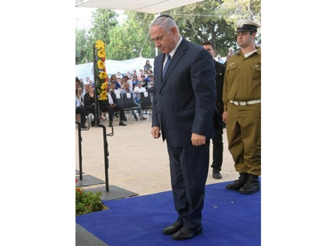 Il premier Netanyahu rende omaggio alle vittime di Halamish