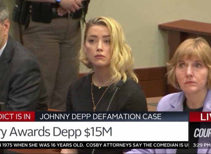 Amber Heard e la sua legale al momento del verdetto