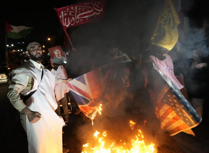 Manifestazione a Teheran contro Usa e Regno Unito (La Presse)