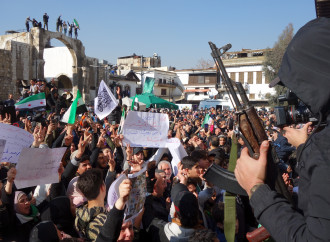 Miliziani dell'HTS controllano la folla a Damasco (foto di Elisa Gestri)