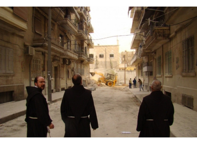 Padre Ibrahim, a sinistra, ad Aleppo