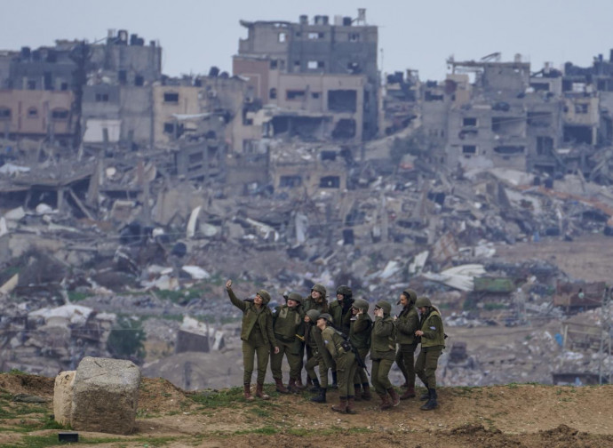 Selfie di gruppo. Soldati dell'IDF a Gaza (La Presse)