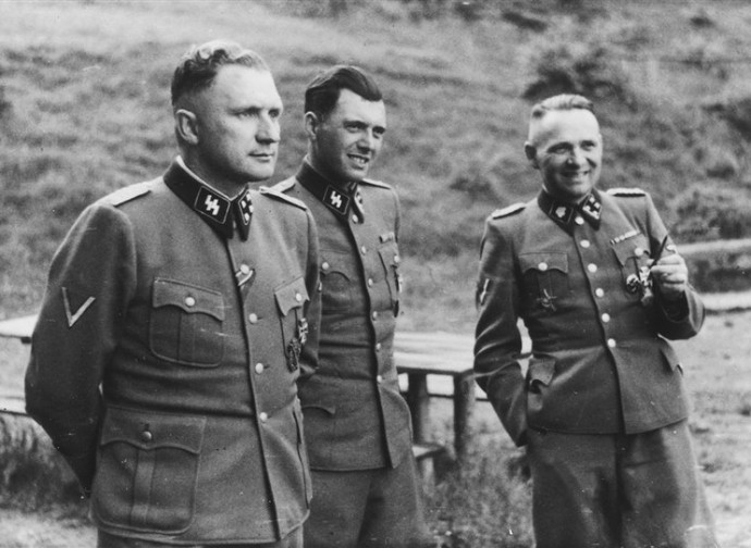 Il dottor Josef Mengele (centro) con Rudolf Höß (dx) e Richard Baer (sx)