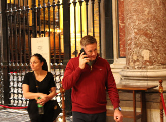 Una mattina in San Pietro, tra visitatori distratti e il sacro svanito