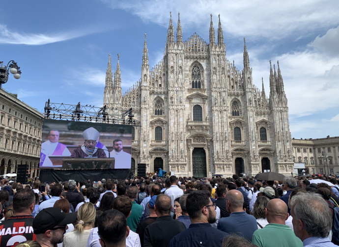 Il maxi schermo in piazza Duomo