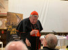 Il cardinal Burke si intrattiene col pubblico dopo il suo intervento