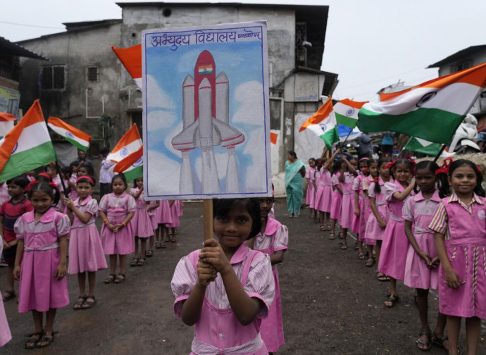 Bambini indiani celebrano il successo della missione lunare
