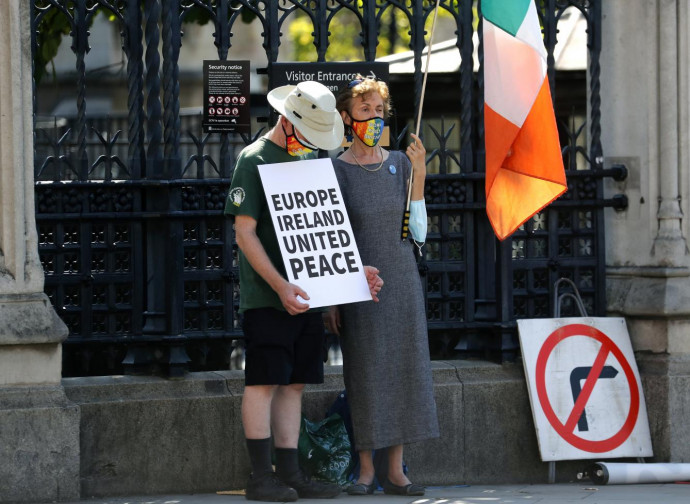 Irlandesi europeisti protestano a Londra durante il voto