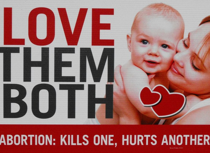 Amale entrambe. L'aborto: uccide uno, ferisce l'altro