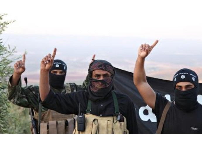 Miliziani dell'Isis indicano il cielo in segno di saluto