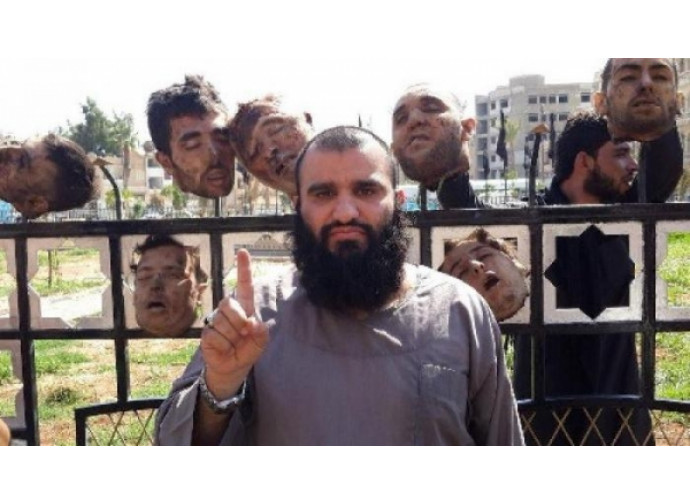 Isis, teste mozzate esposte come trofei