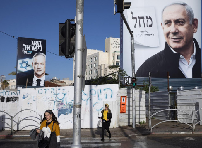 I poster elettorali di Netanyahu e Gantz
