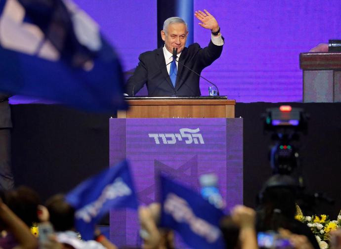 Il premier Netanyahu saluta i suoi sostenitori