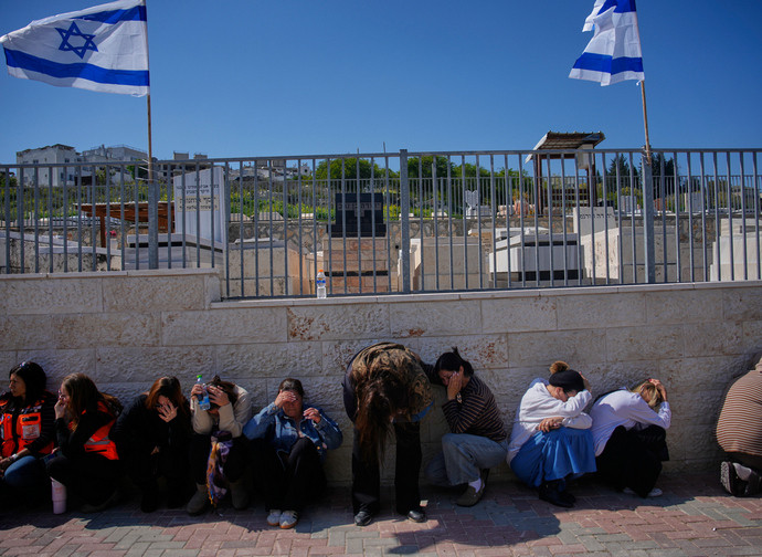 Israeliani cercano riparo al suono delle sirene che avvertono l'arrivo di missili iraniani - LaPresse