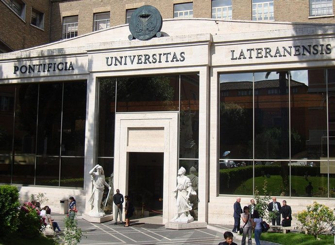 L'ingresso dell'Istituto Giovanni Paolo II