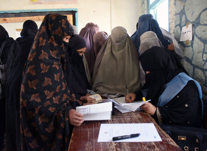 Kandahar, Afghanistan: donne in burqa alle urne