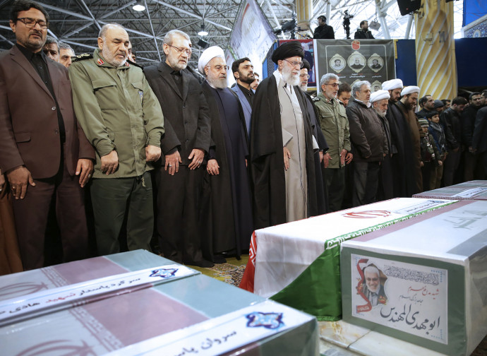 Khamenei e tutta la dirigenza iraniana ai funerali di Soleimani
