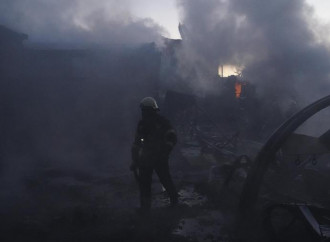 Incendio a Kharkiv dopo bombardamento russo (LaPresse)