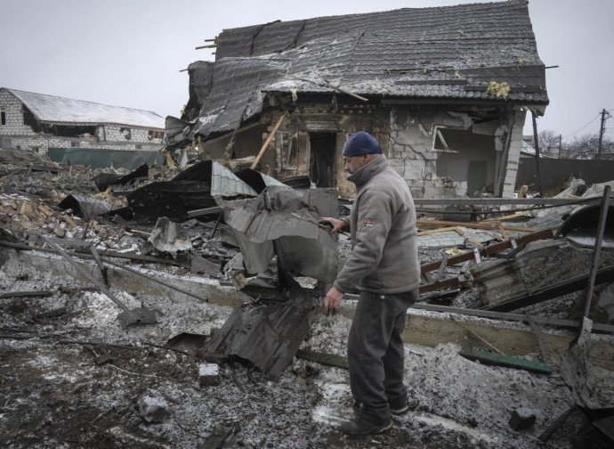 Kiev, dopo un bombardamento (La Presse)
