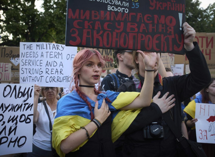 Ucraina, la protesta contro Zelensky (La Presse)