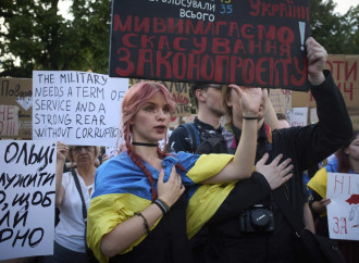 Ucraina, la protesta contro Zelensky (La Presse)