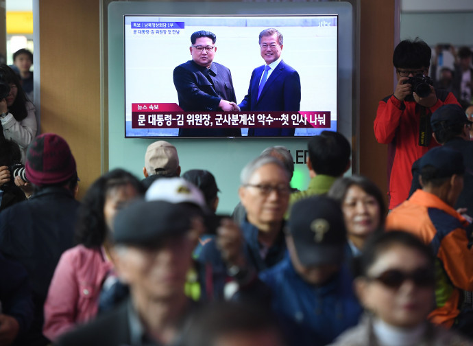 La stretta di mano fra i due presidenti coreani
