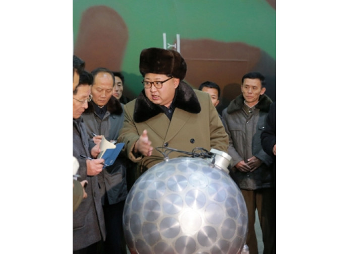 Kim Jong-un e la replica di una testata nucleare