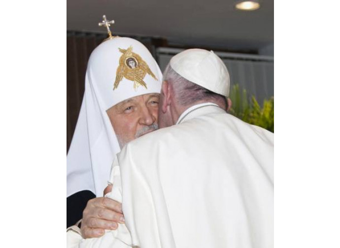 L'abbraccio fra il patriarca Kirill e papa Francesco