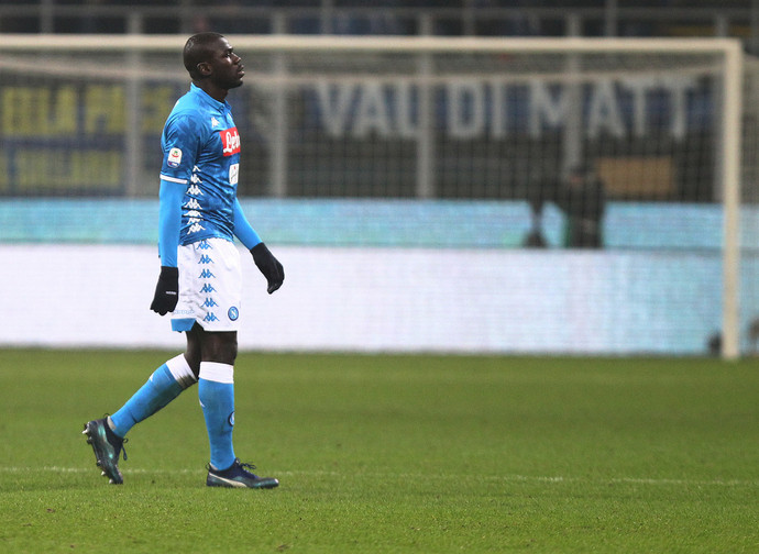 Koulibaly abbandona il campo dopo l'espulsione in Inter-Napoli