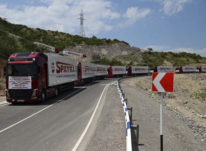 Camion armeni bloccati nel corridoio di Lachin