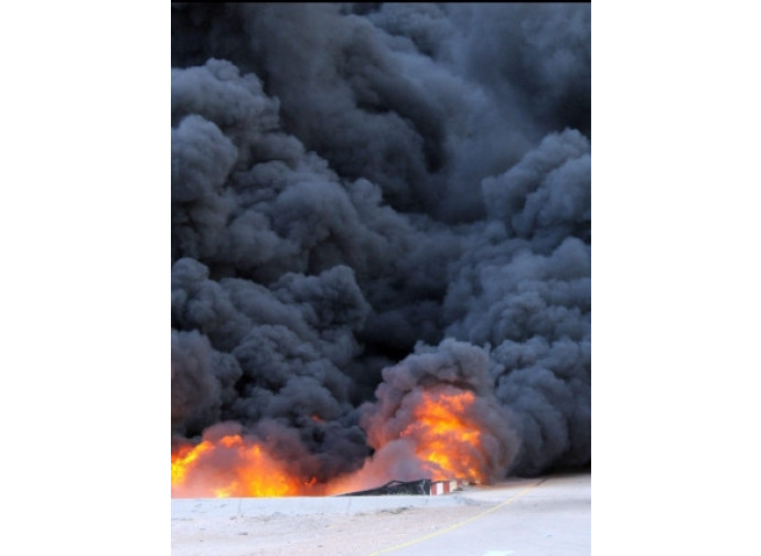 Petrolio in fiamme a Ras Lanuf