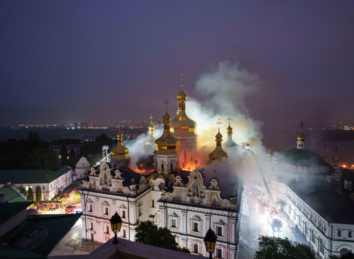 Cattedrale della Dormizione in fiamme (AP)