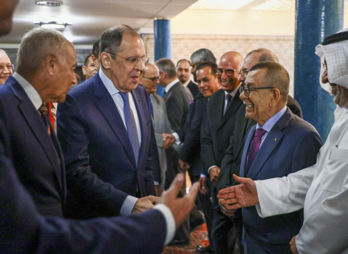 Lavrov (secondo da sinistra) con i leader della Lega Araba al Cairo