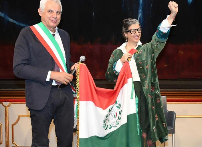 La Albanese riceve il primo Tricolore col pugno alzato (Foto Artioli Reggio Emilia))