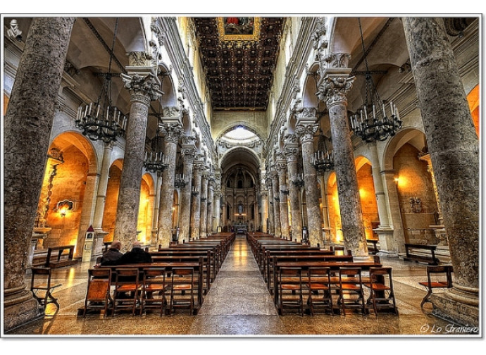 L'interno della Basilica della Santa Croce a Lecce