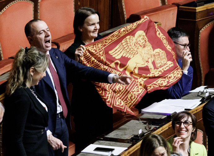 Autonomie approvate, la senatrice Bizzotto (Lega) celebra con la bandiera veneziana (La Presse)