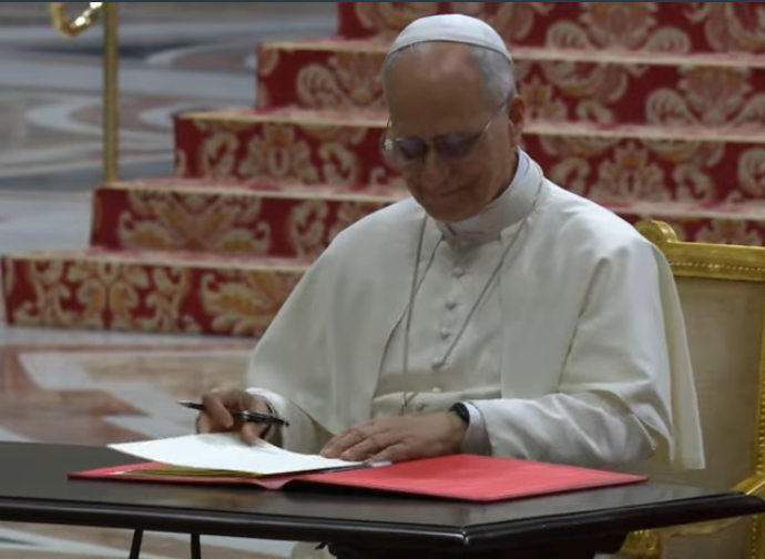 Leone XIV firma documento su educazione, 27 ottobre 2025 Leone XIV firma documento su educazione, 27 ottobre 2025
