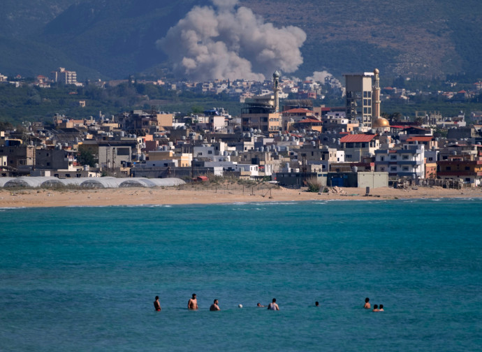 Bombardamenti nel sud del Libano, mentre la gente va al mare (AP)