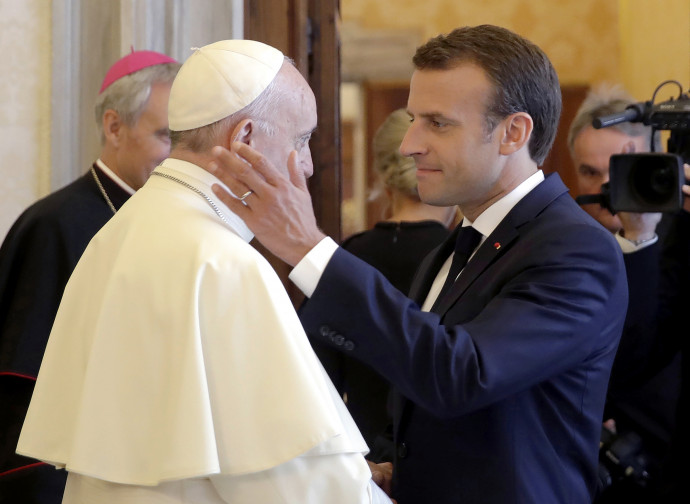 La "carezza" di Macron al Papa