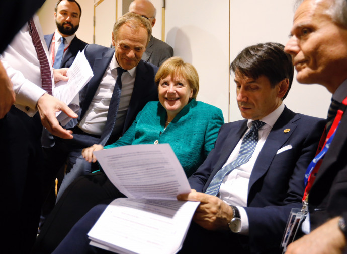 Il premier Conte con gli altri capi di Stato Ue