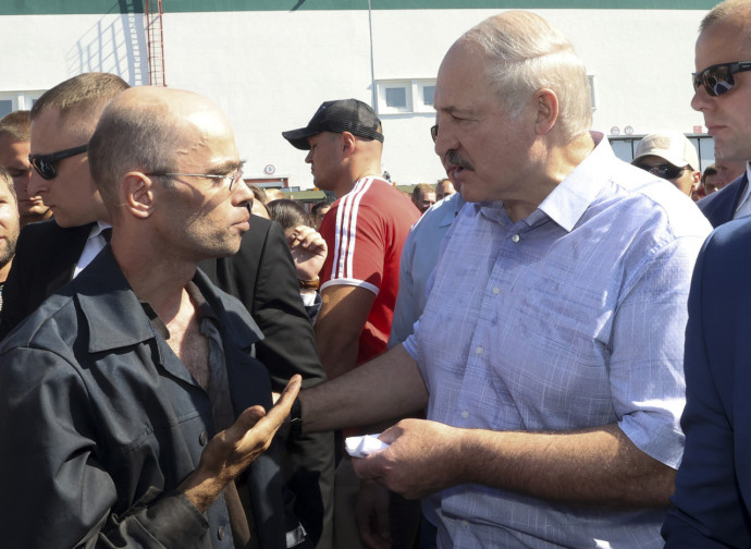 Lukashenko parla con gli operai in sciopero