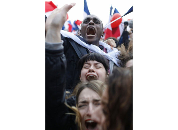 Fans di Macron esultano per la vittoria
