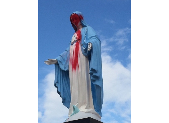 La statua della Madonna imbrattata con vernice rossa a Lecce
