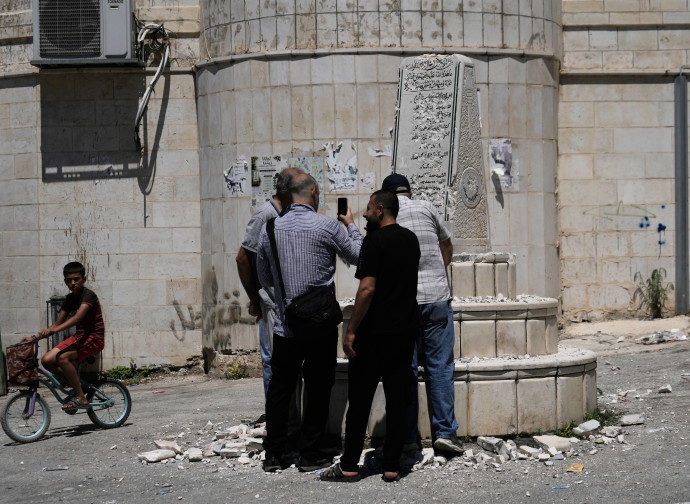 Il monumento danneggiato, a Madama (AP)