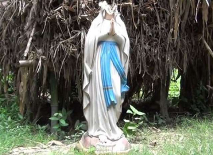 La statua della Madonna decapitata in Bangladesh