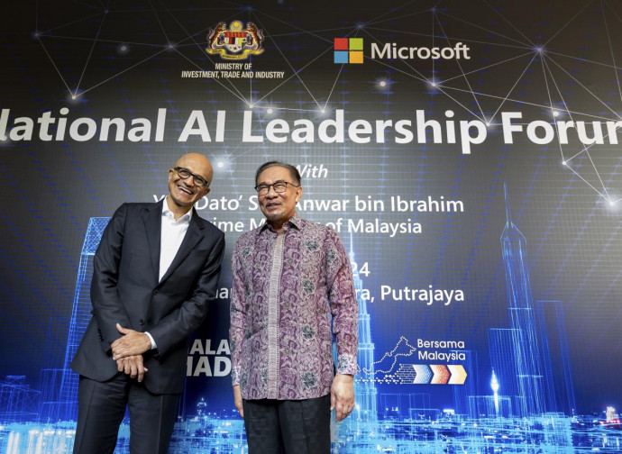 Satya Nadella (Ceo Microsoft) con Anwar Ibrahim (premier Malesia) (La Presse)