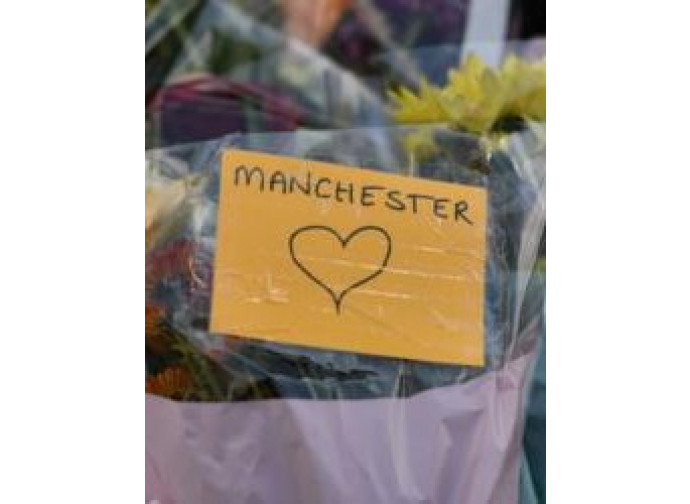Manchester, fiori per le vittime